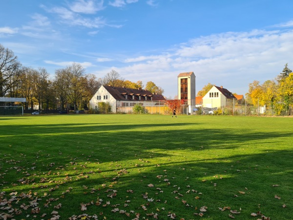 Sportplatz an der Dorfkirche 2 - Berlin-Marienfelde