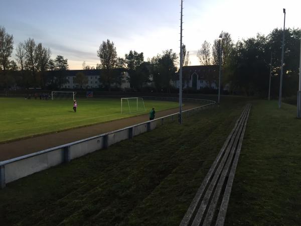 Aufbau-Sportplatz - Eisenhüttenstadt