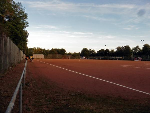 Sportplatz Unter der Bahn - Mülheim-Kärlich-Urmitz Bahnhof