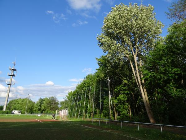 Sportplatz an der Shell-Raffinerie - Köln-Godorf