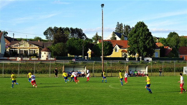 Sportplatz Schrattenberg - Schrattenberg