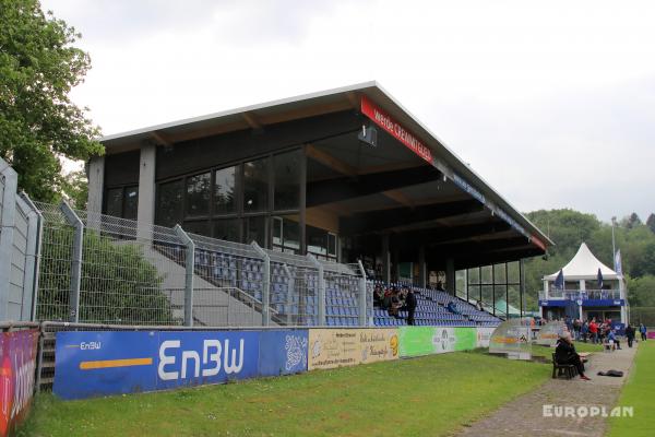 vor dem Modernisierung der Haupttribüne 2024