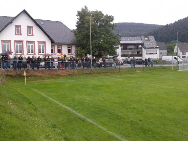 Sportplatz im Dorf - Wallenborn/Eifel