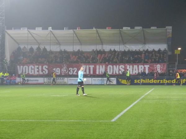 Nebentribüne unter Flutlicht Nebentribüne unter Flutlicht