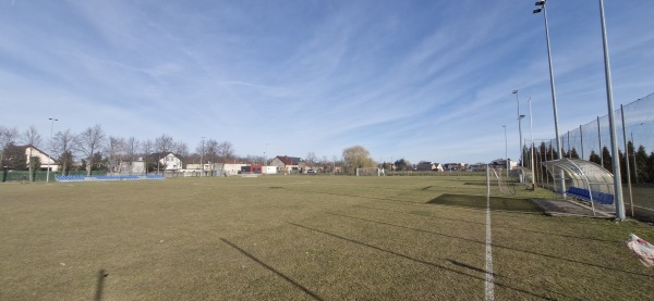Stadion w Starych Oborzyskach obok - Stare Oborzyska