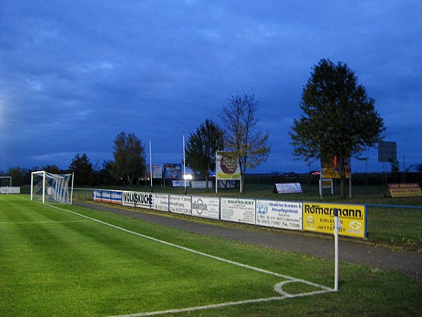 Sportplatz an der B80 - Seegebiet Mansfelder Land-Lüttchendorf