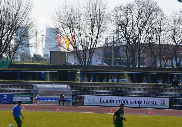 Kühltürme der Leuna-Werke im Hintergrund