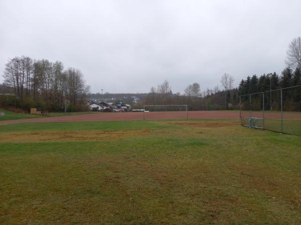 Sportplatz an der Schule - Atzelgift