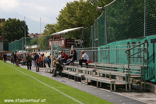 Alter Zustand: Naturrasen, kein Flutlicht, keine Tribüne