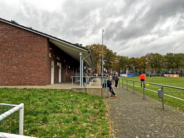 Sportplatz Schatenweg - Paderborn-Schloß Neuhaus