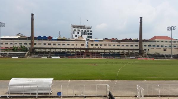 Ehemaliger Zustand: Tribüne durch Neubau ersetzt