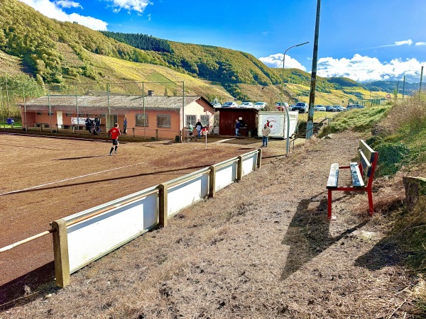 Sportplatz an der B53 - Trittenheim