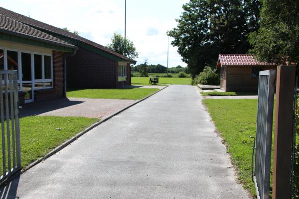Sportplatz am Mittelpunkt - Blomberg/Ostfriesland-Neuschoo