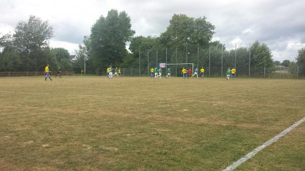 Sportplatz im Ort - Neuenkirchen/Dithmarschen