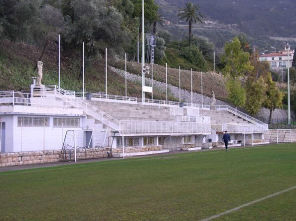 Alter Zustand (mit Naturrasen und alter Tribüne)