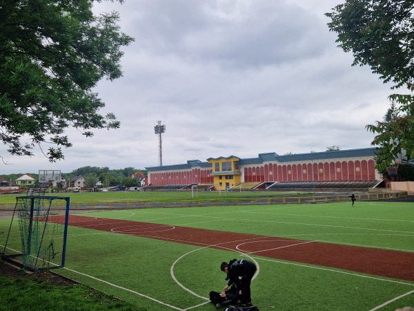 Tsentralnyi Stadion - Novoselytsia