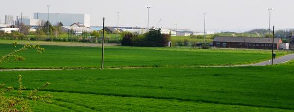 Blick auf den Platz von der Eisenbahnbrücke (Backsteinbau = Sportlerheim)