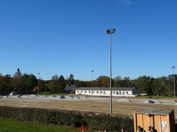 Platz wird zur Zeit renoviert, soll wohl aber ein Rasenplatz bleiben. 