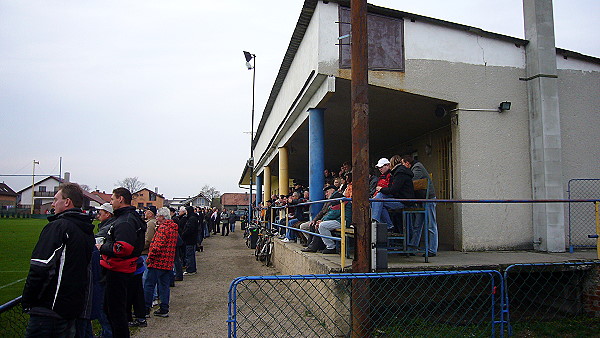 Fotbalový stadion TJ Sokol Ovčáry - Ovčáry