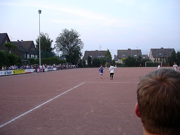 Platz inzwischen mit Kunstrasen