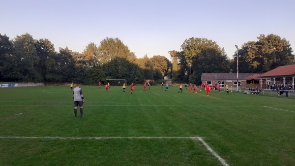 Lotti's Senke Sportplatz - Mittelstenahe
