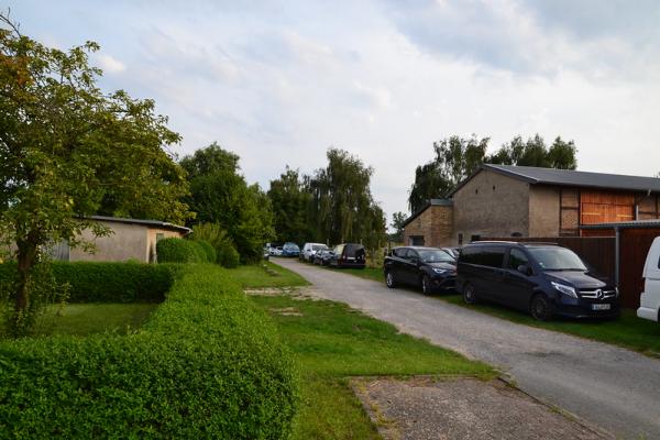 Zufahrt geht nur über Schotterweg zwischen Hauptstr. Nr. 29 und 30