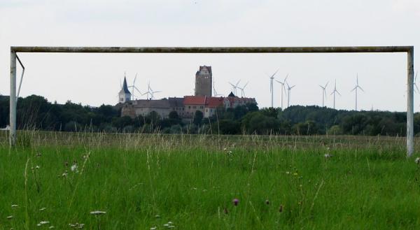 Blick zum Schloss im Nachbardorf Plötzkau