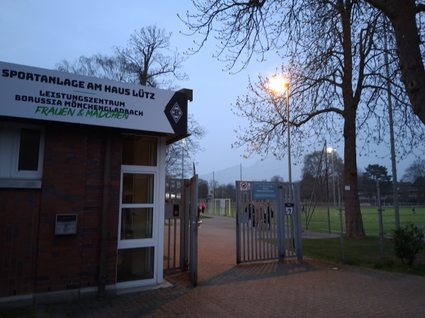 Sportanlage Am Haus Lütz Platz 2 - Mönchengladbach-Bettrath
