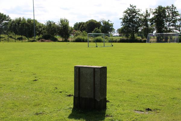 Sportplatz am Mittelpunkt - Blomberg/Ostfriesland-Neuschoo