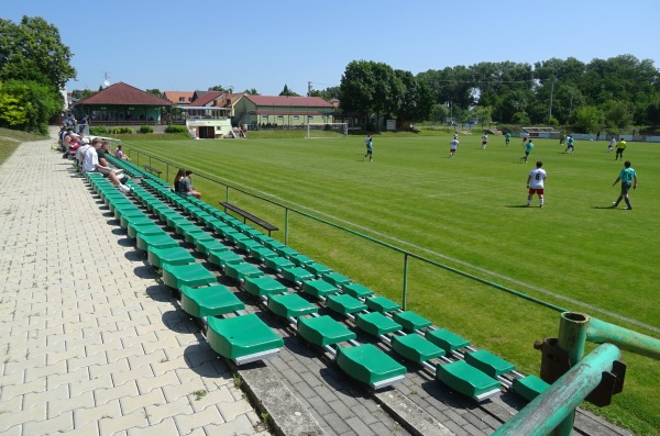 Fotbalové hřiště Mėnin - Měnin