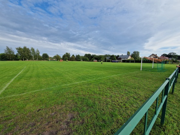 Boisko w Reptowie obok - Kobylanka-Reptowo