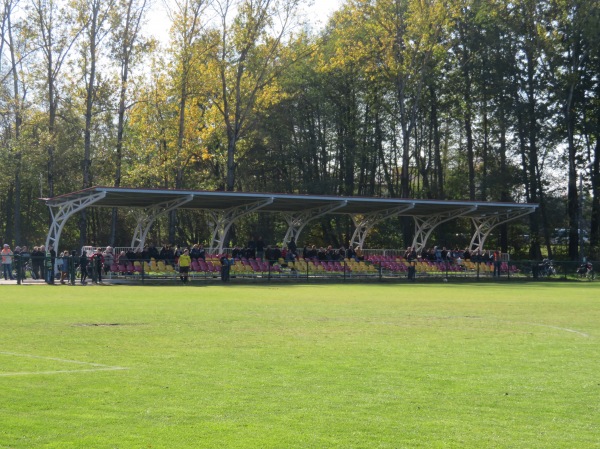 Gminny Stadion w Mikuszewskim - Mikuszewskie