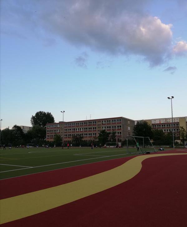 Sportplatz Ernst-Busch-Straße - Berlin-Buch