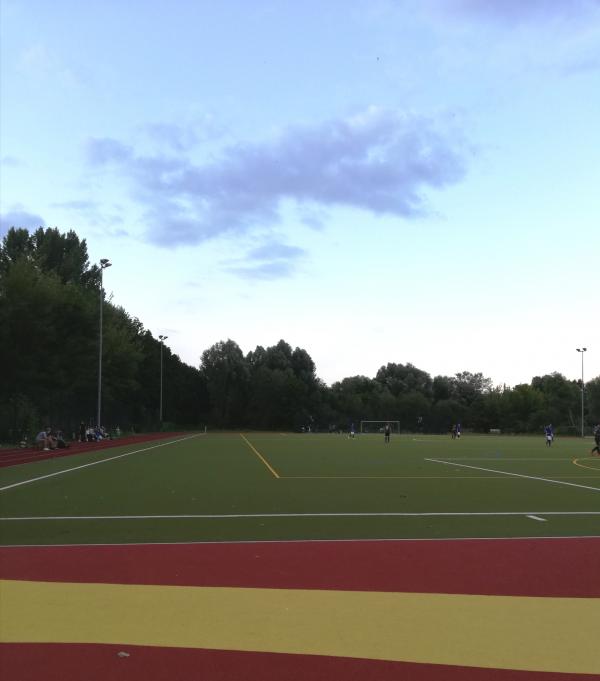 Sportplatz Ernst-Busch-Straße - Berlin-Buch