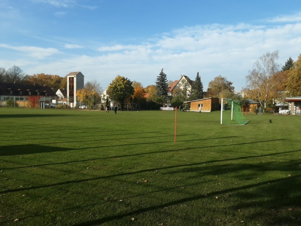 Sportplatz an der Dorfkirche 2 - Berlin-Marienfelde