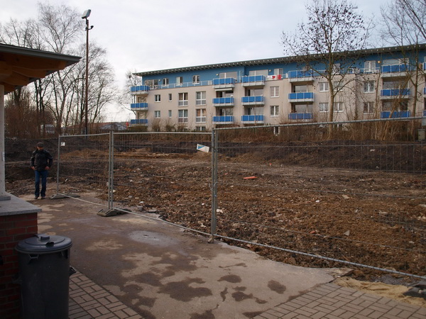 Neubau Umkleidekabinen (im Hintergrund Flutlicht ehemaliger Nebenplatz)