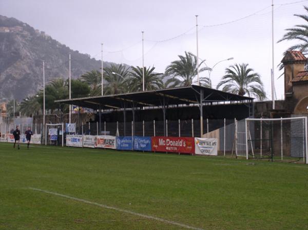 Alter Zustand (mit Naturrasen und alter Tribüne)