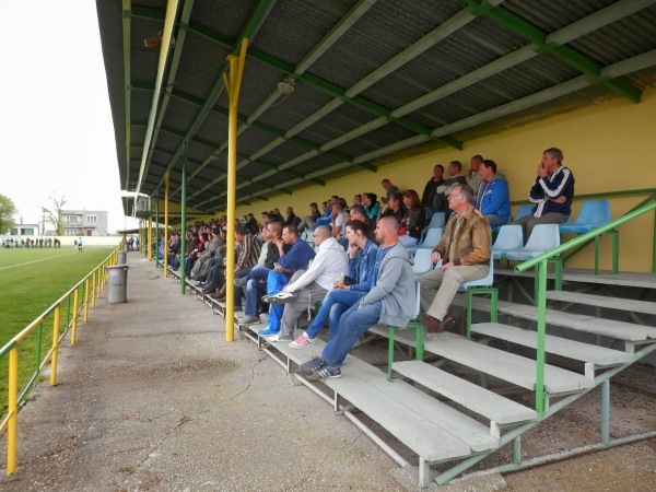 Futbalové ihrisko Topoľníky - Topoľníky