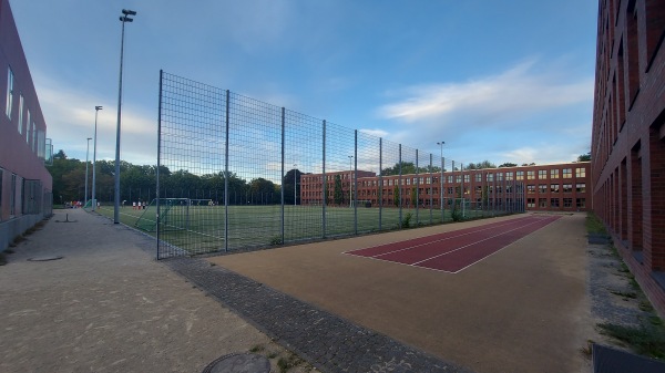 Sportplatz Wilhelm-Ostwald-Schule - OSZ für Gestaltung - Berlin-Steglitz