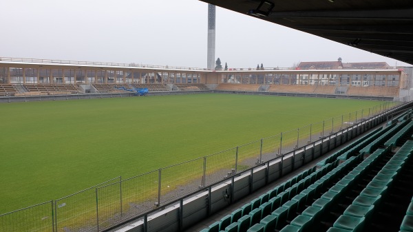 Umbau der drei Tribünen