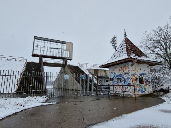 Stadler Stadion - Akasztó