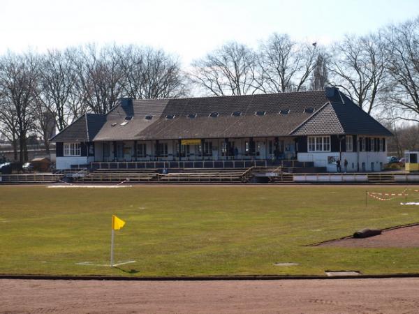 Edelstahlkampfbahn der Bezirkssportanlage Stahldorf - Krefeld-Stahldorf