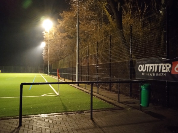 Sportplatz auf der Insel 2 - Frankfurt/Main-Nieder-Erlenbach