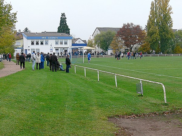 Sportplatz in der Ortsmitte - Ginsheim-Gustavsburg