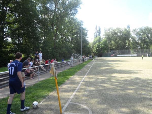 Kunstrasen hinter der Tribüne - Herford