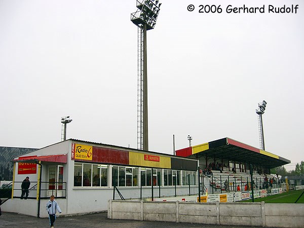 Alter Zustand (vor dem Abriss der Tribüne)