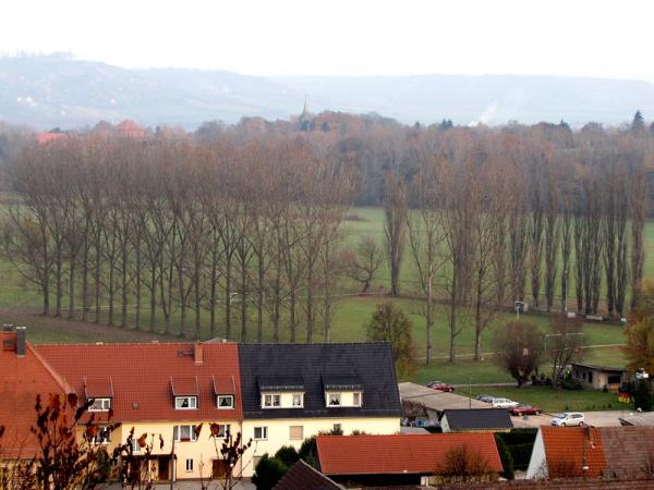 Blick vom Schloss Burgscheidungen auf den Platz