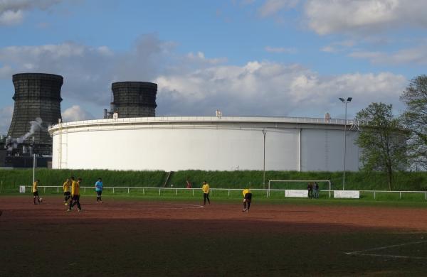 Sportplatz an der Shell-Raffinerie - Köln-Godorf