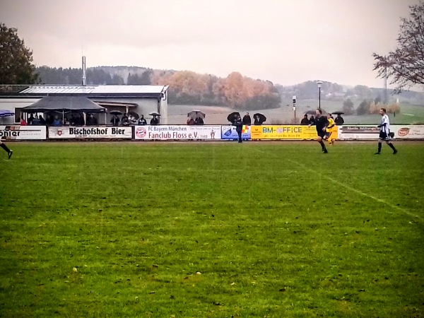 Schulsportgelände - Floß