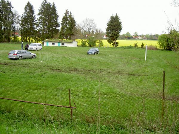 Aufnahme von 2005: Tore noch vorhanden, Nutzung als Bolzplatz und auch als Parkplatz für die benachbarte Motocrossrennstrecke